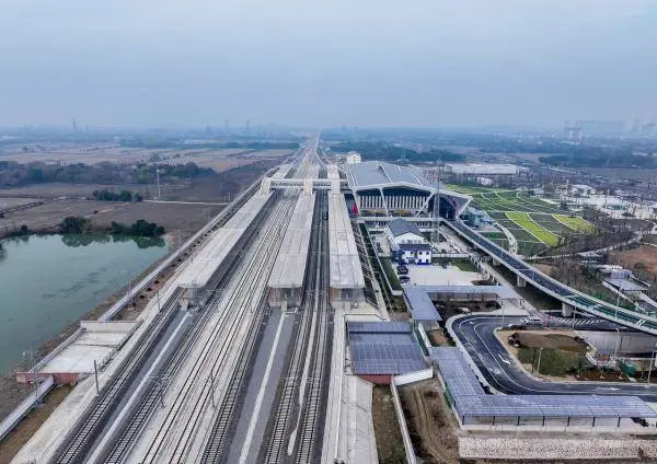 长三角首条连通江浙沪高铁通车，湖州东站以水漾思路惊艳亮相，未来将服务400万旅客  第2张