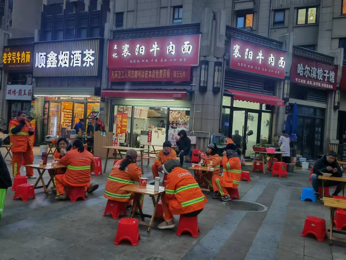 寒冬里的温暖：王记襄阳牛肉面馆为环卫工人免费送早餐，暖心举动感动人心  第2张