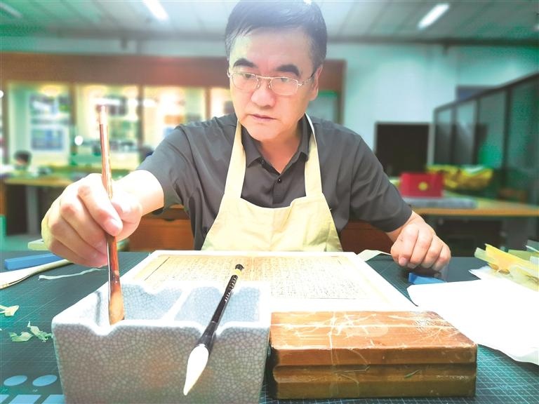 8年匠心传承，甘肃古籍修复迎来6位新生代大师，他们如何用妙手补天？  第2张