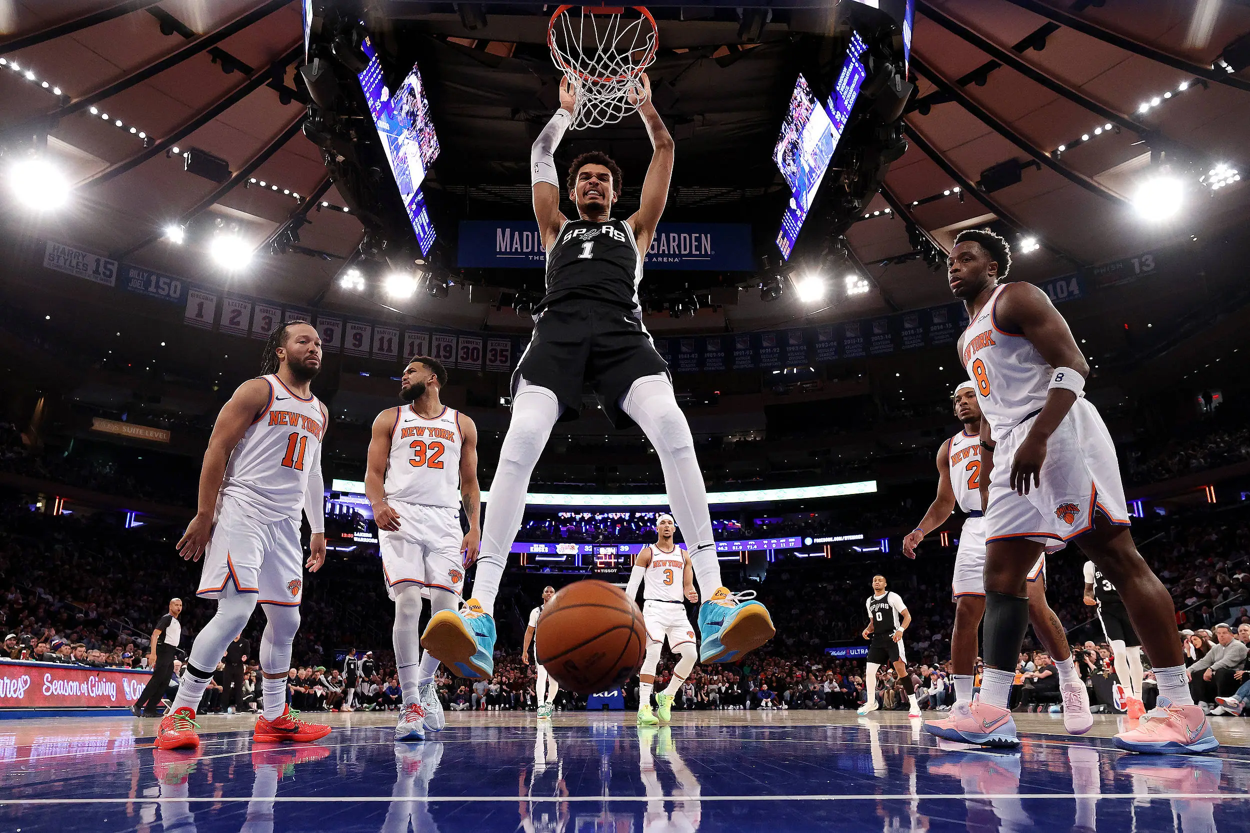 文班亚马圣诞首秀狂砍42分，20岁新星如何改写NBA历史？