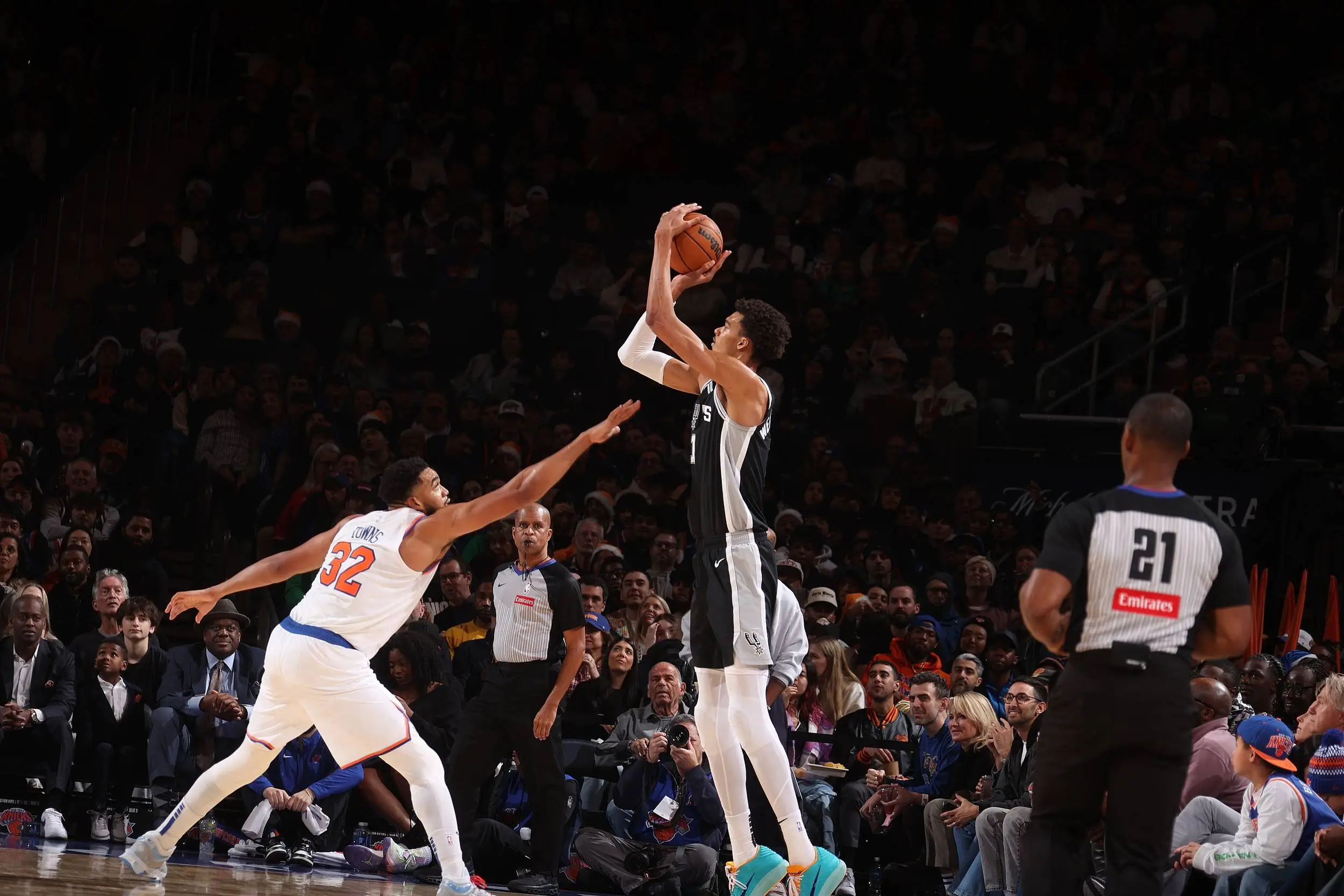 文班亚马圣诞首秀狂砍42分，20岁新星如何改写NBA历史？  第2张