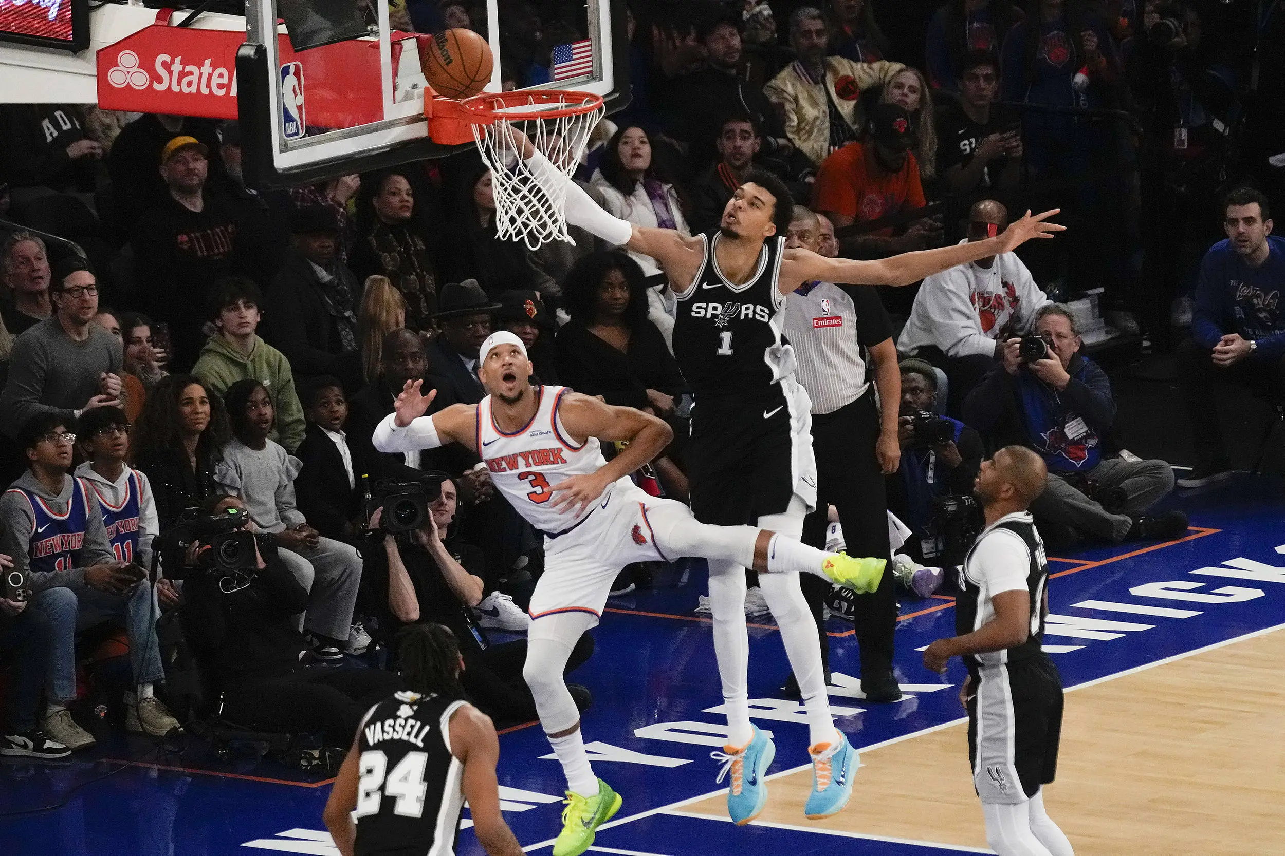 文班亚马圣诞首秀狂砍42分，20岁新星如何改写NBA历史？  第3张