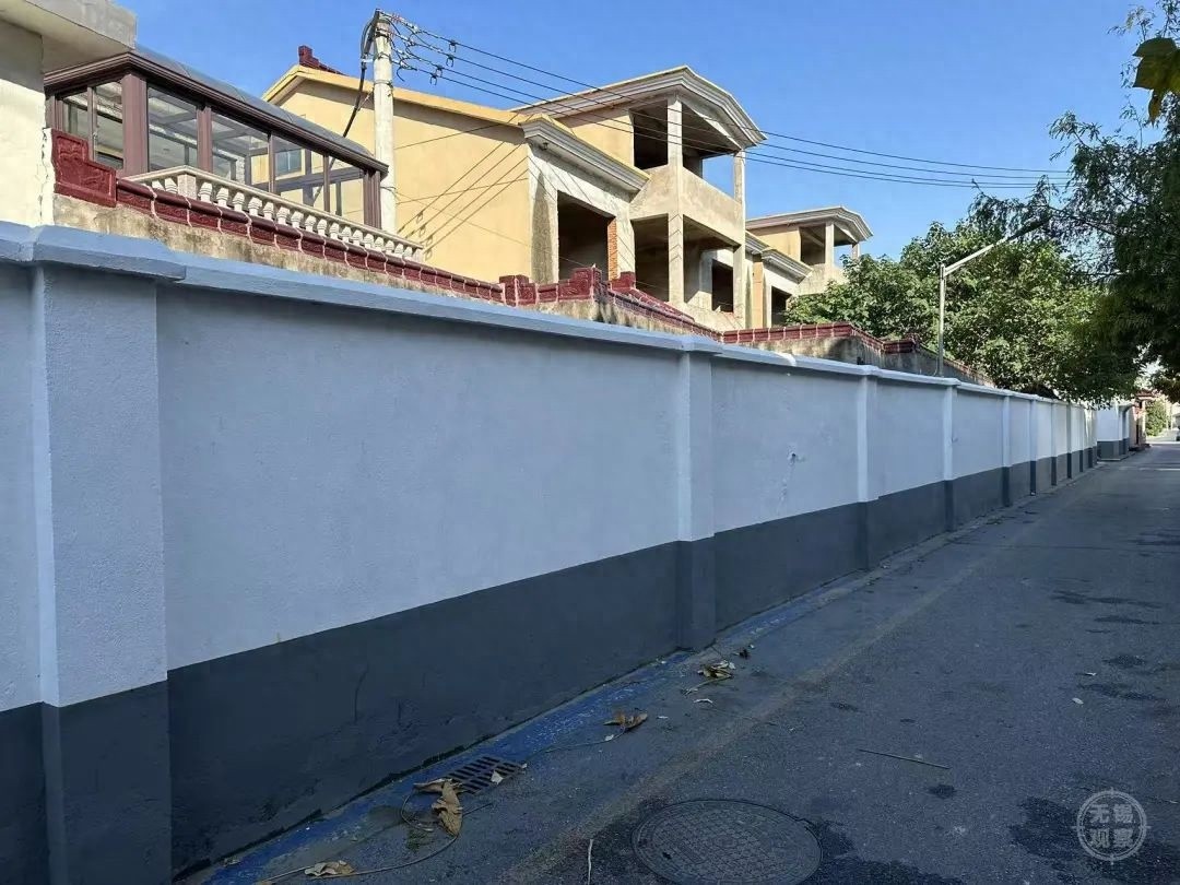 羊尖镇轻工路焕然一新！破损墙面修缮完成，居民通勤路重获新生  第1张
