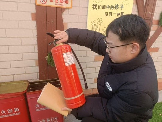惊！郑州一餐馆灭火器竟过期，社区紧急行动确保消防安全