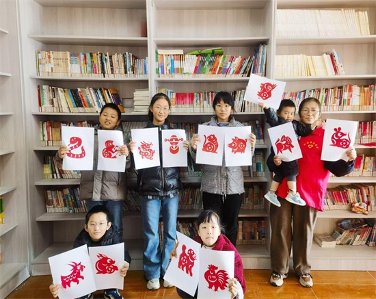 非遗绒花走进农家书屋：跨越时空的文化对话，让孩子们亲手触摸千年传统  第3张