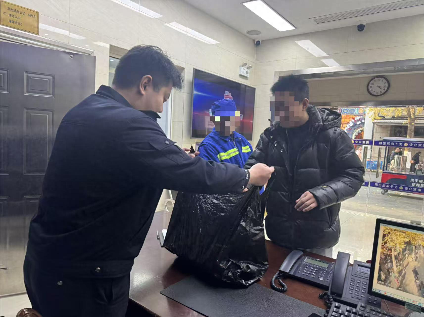 保洁师傅拾金不昧，服装店老板失而复得的暖心故事