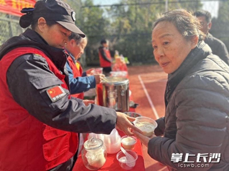 天心区桂花坪街道银桂苑社区便民服务日：一杯姜茶温暖寒冬，多项服务惠及居民