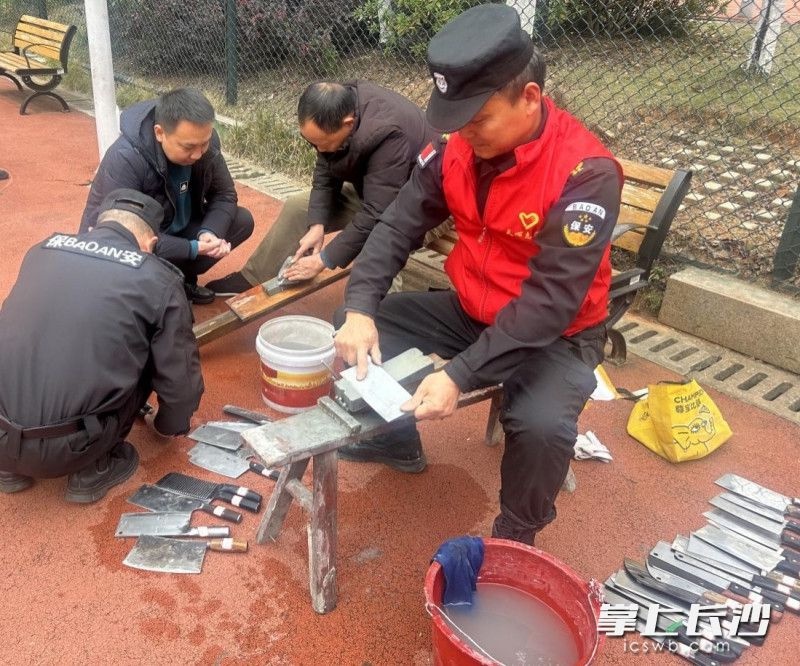 天心区桂花坪街道银桂苑社区便民服务日：一杯姜茶温暖寒冬，多项服务惠及居民  第2张