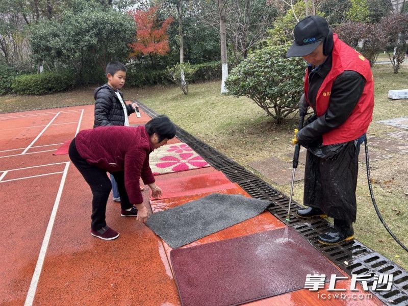 天心区桂花坪街道银桂苑社区便民服务日：一杯姜茶温暖寒冬，多项服务惠及居民  第3张
