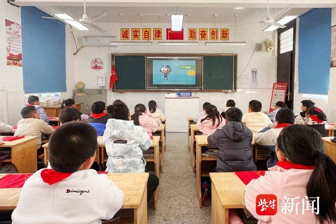 南通平潮镇携手赵甸小学开展‘e’起护苗行动，守护未成年人网络安全成长  第1张