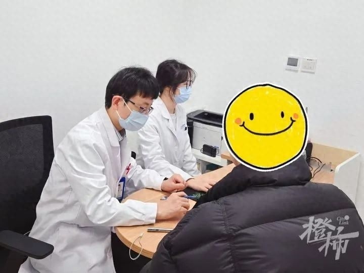手指上的小包竟是疣？医生揭秘真相，结果让人意想不到  第1张