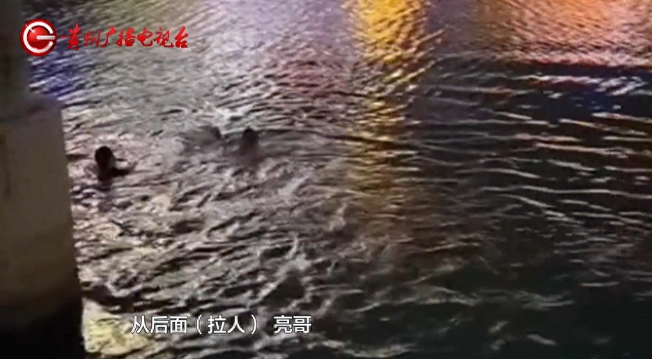 冰河中的生命奇迹：两位无名英雄在2度严寒中勇救落水者