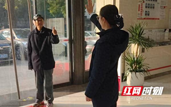 津市农商银行城中支行：两位年轻女员工的贴心服务赢得客户高度赞誉  第1张