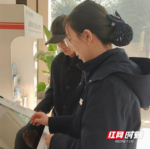津市农商银行城中支行：两位年轻女员工的贴心服务赢得客户高度赞誉  第2张