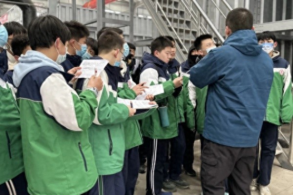 临汾市第一中心学校八年级学生走进甘亭工业园区污水处理厂，探索一泓清水入黄河的奥秘