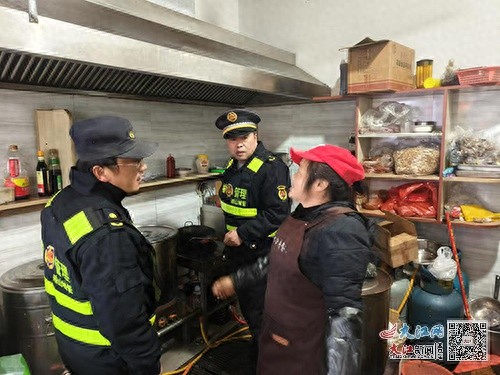 珠山街道城管中队冬季行动：如何从源头解决餐饮油烟污染问题？