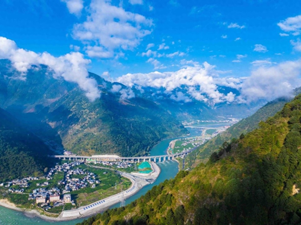 2025年元旦假期出行预测：高速公路流量持平，冰雪旅游路段成关注焦点  第1张