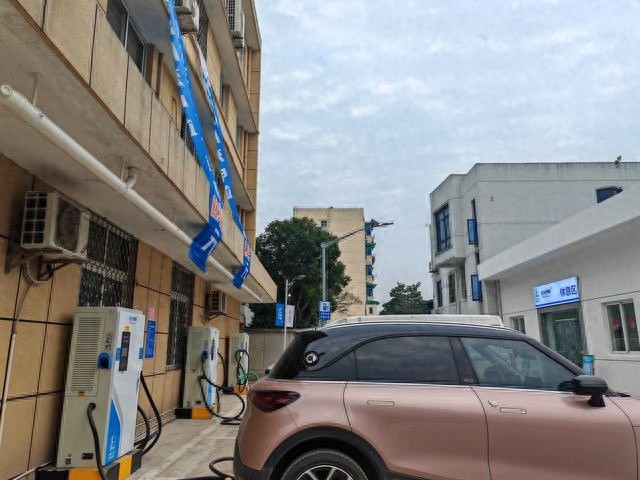 杭州临平油库充电站开业！22把快充枪+6把慢充枪，谷电仅0.45元/度，还有免费停车2小时