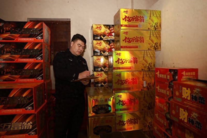 上海警方重拳出击！70余起烟花爆竹案件告破，90余人落网，岁末安全有保障