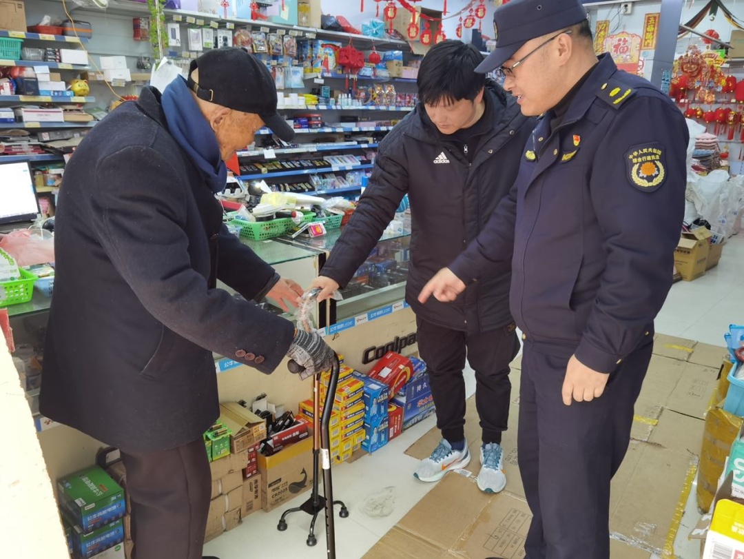 寒冬中的温暖守护:南浔执法队员如何帮助迷途老人找到回家的路? 第2张 寒冬中的温暖守护:南浔执法队员如何帮助迷途老人找到回家的路? 第2张