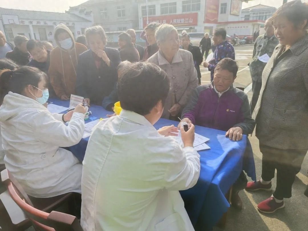 句容市华阳街道南亭村义诊活动：全面体检与个性化健康指导，助力村民迈向健康新生活  第1张