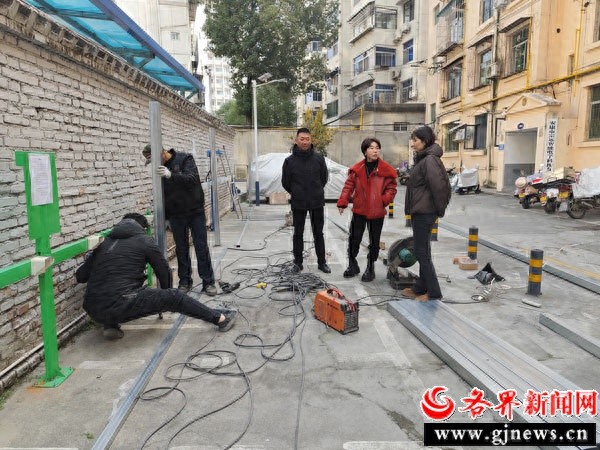 政协委员暖心行动：为老小区安装遮雨棚，解决电动车充电难题