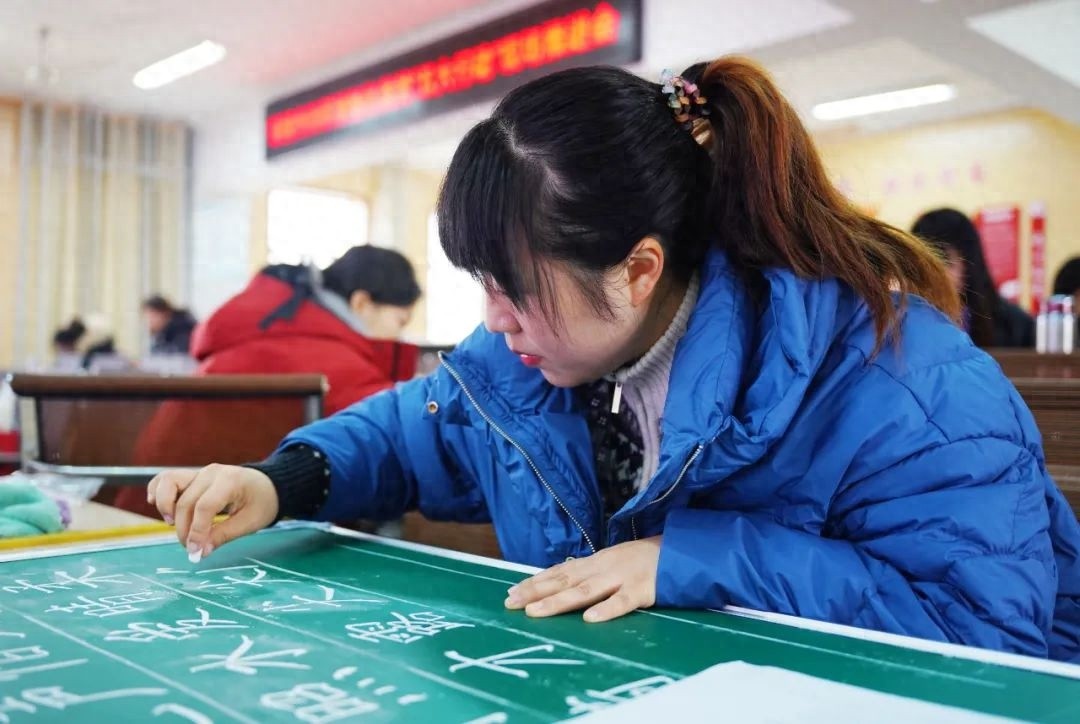 三尺讲台育桃李，一支粉笔写春秋——郊区教师三字一话大赛展现教育之美  第1张