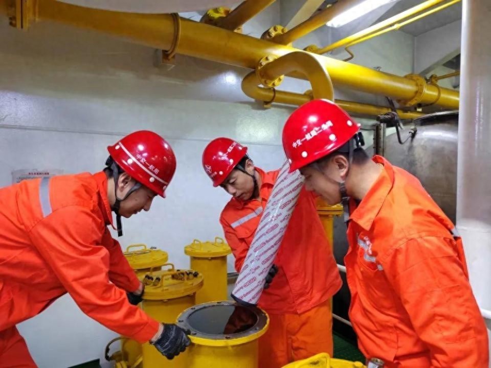 48小时惊险换血！打桩18号船员如何化解液压油危机，确保8000根桩基安全？  第1张