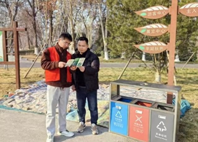 周口市园林绿化中心志愿者行动：文明游园与垃圾分类的双重使命