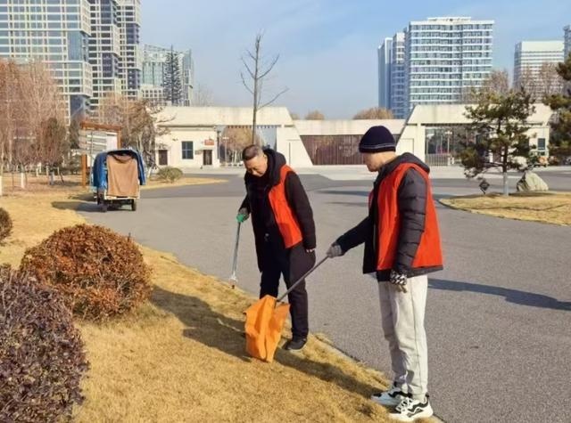 周口市园林绿化中心志愿者行动：文明游园与垃圾分类的双重使命  第2张