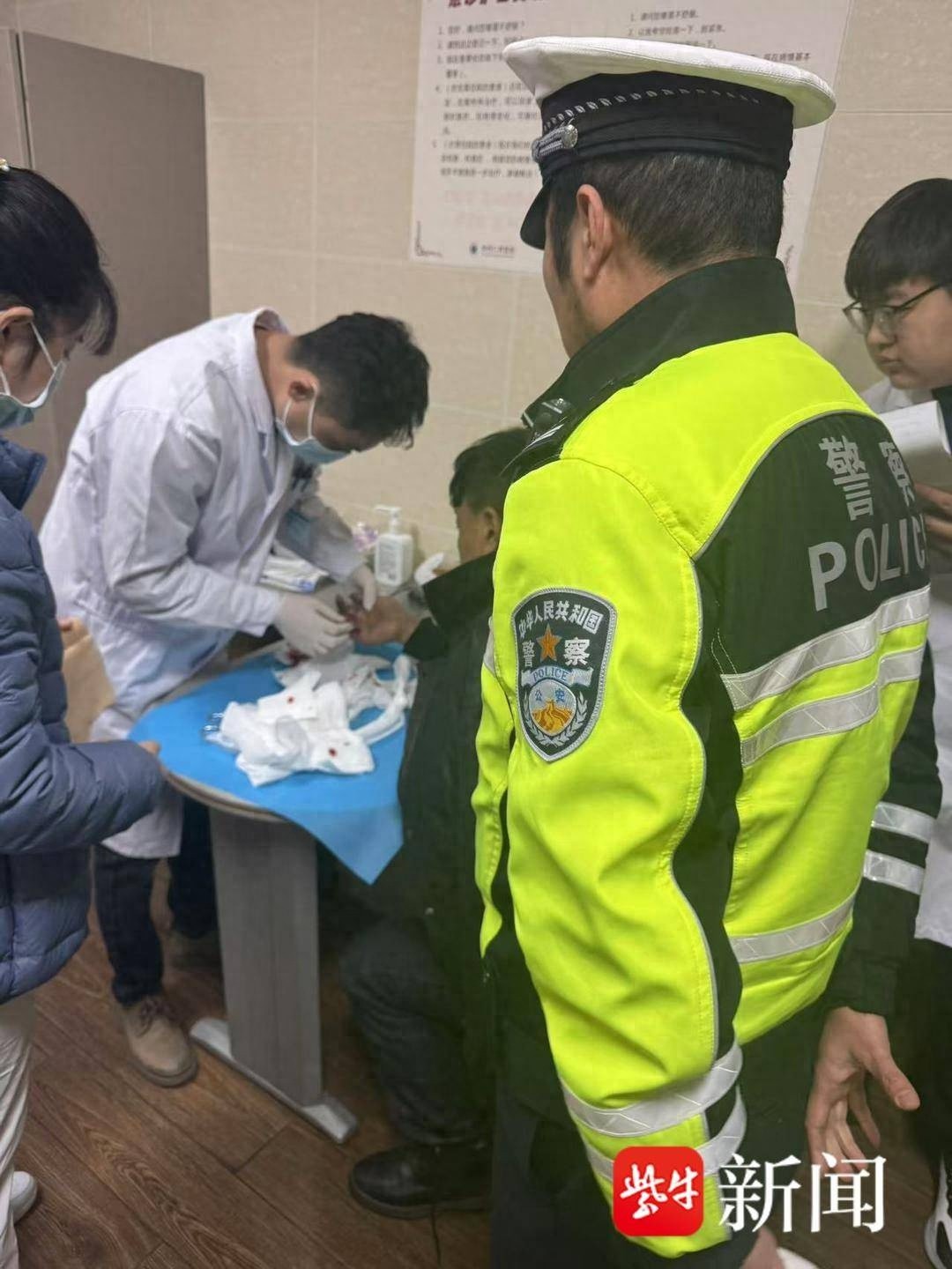 建筑工三根手指被液压机打伤，交警紧急开道连送三家医院，最终奇迹发生