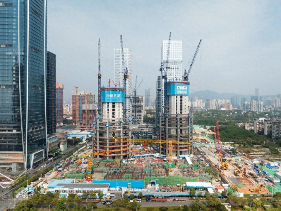 深圳湾超级总部基地C塔突破100米，未来之塔雏形初现，大湾区新地标即将崛起
