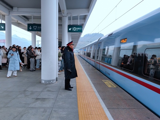 2025年六盘水车务段新列车运行图即将实施，乘客出行将迎来哪些重大变化？  第2张