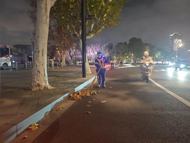 上海寒潮来袭！徐汇区绿容局紧急行动，62人次出动保障市民生活秩序  第11张