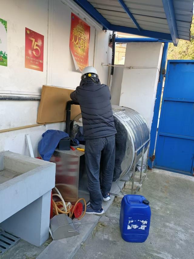 上海寒潮来袭！徐汇区绿容局紧急行动，62人次出动保障市民生活秩序  第5张
