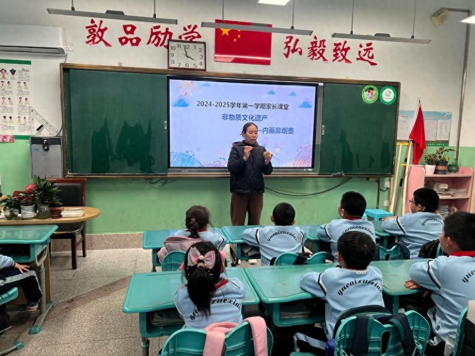 东营育才学校学生亲身体验非遗艺术，内画鼻烟壶的鬼斧神工之美震撼全场  第1张