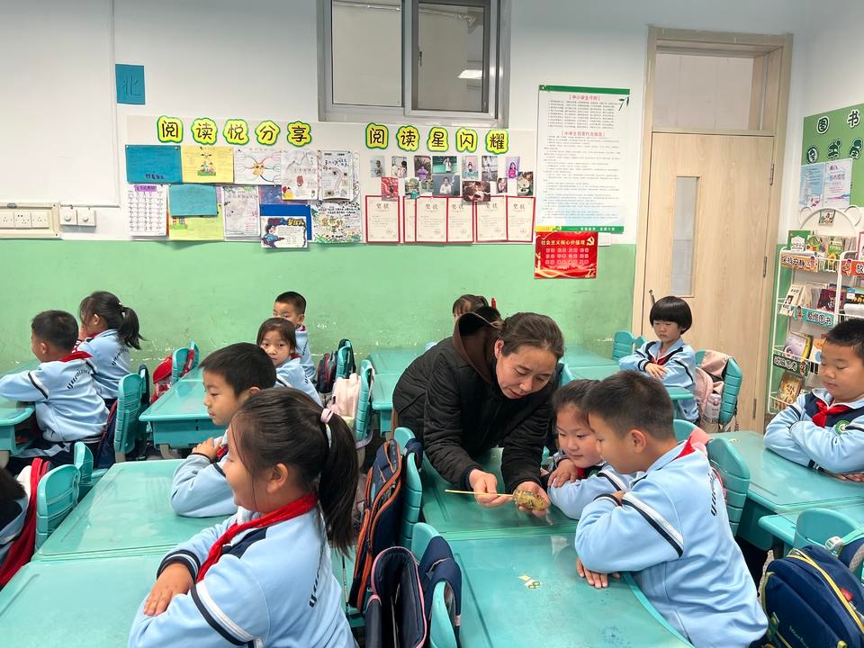 东营育才学校学生亲身体验非遗艺术，内画鼻烟壶的鬼斧神工之美震撼全场  第2张