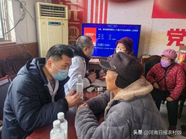 新乡市中心医院义诊走进大关村，老年健康关怀行动温暖人心  第1张