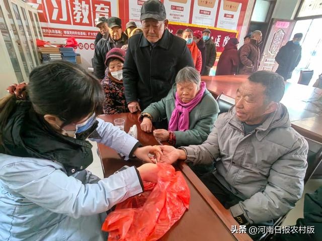 新乡市中心医院义诊走进大关村，老年健康关怀行动温暖人心  第2张