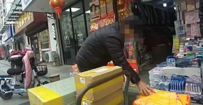 上海警方重拳出击！岁末严打非法烟花爆竹，90余人落网，759箱被查获  第3张
