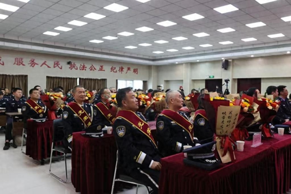 薪火相传！西安公安高新分局2024年度民警光荣退休仪式震撼人心