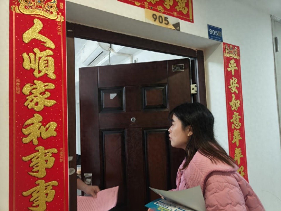 开福区栖凤社区敲门行动：面对面交流，筑牢安全防线，优化营商环境  第1张