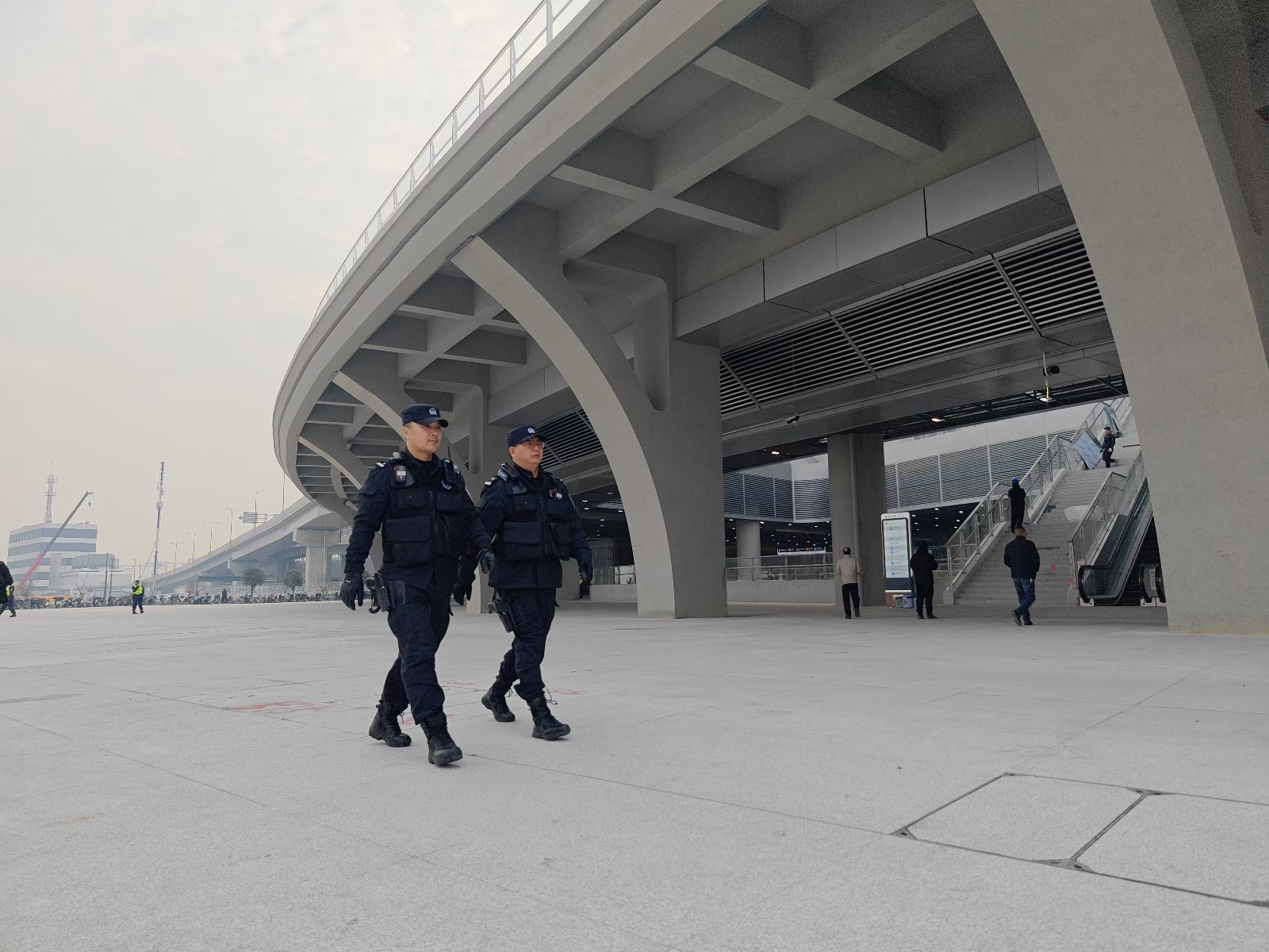 2024年12月26日，上海松江枢纽盛大开业，警方全面护航，安全无忧  第2张