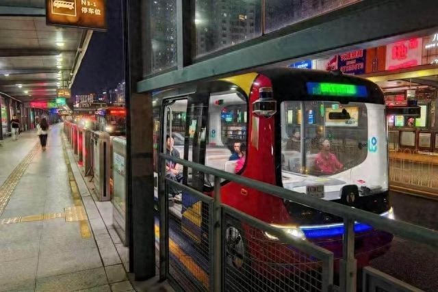 广州首条BRT自动驾驶便民线开通，夜间出行新选择，你体验了吗？