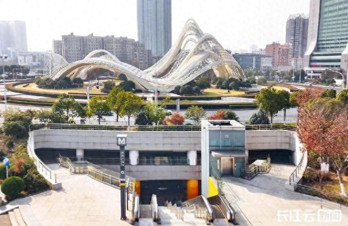 武汉地铁11号线光谷广场站惊艳亮相！360°环形站厅引领换乘新体验