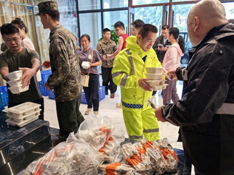 台风肆虐，永兴岛食堂内却呈现出一片繁忙景象