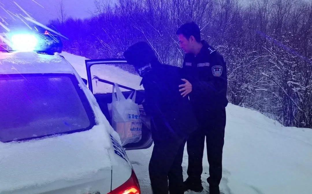 龙警故事：雪夜老人迷路，他们暖心相助，照亮回家路  第1张