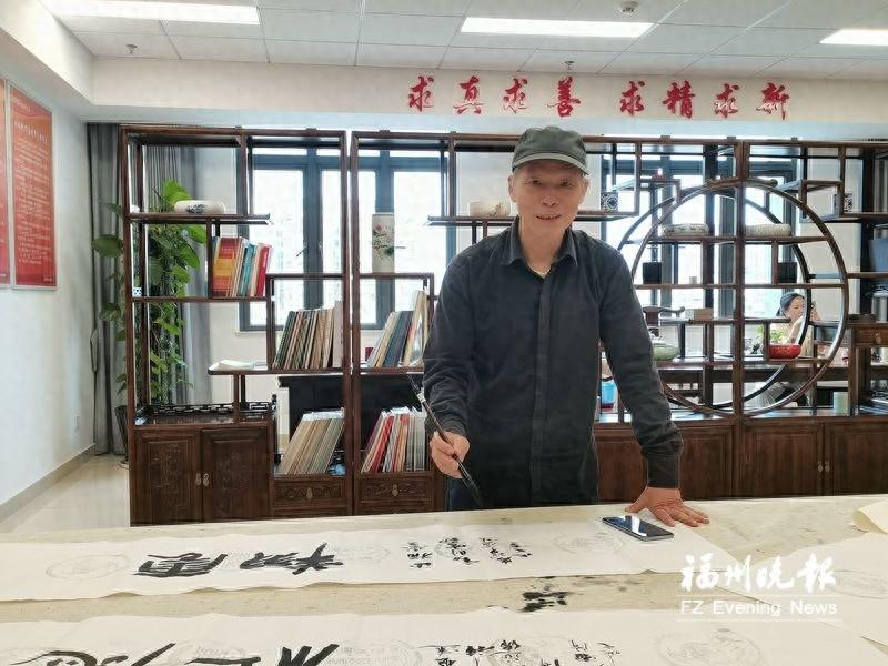 退休教师每周驱车 50 公里，只为传承书法艺术