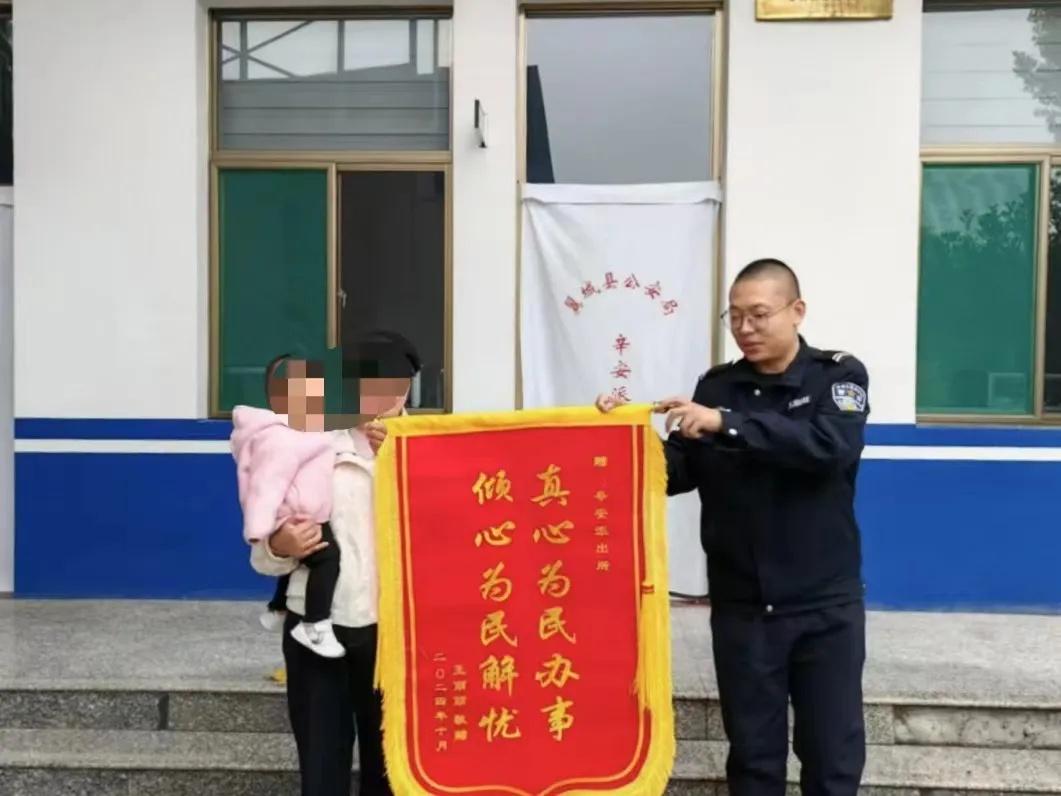 民警救助摔倒群众，平凡举动暖人心！这样的小事，你遇到过吗？  第3张