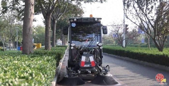 环卫工自学成才，马路竟成她的画布  第1张